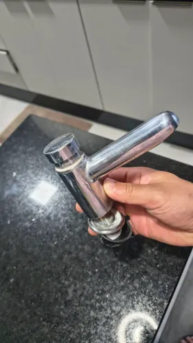 Torneira automática Docol, usada, em perfeito estado de conservação.