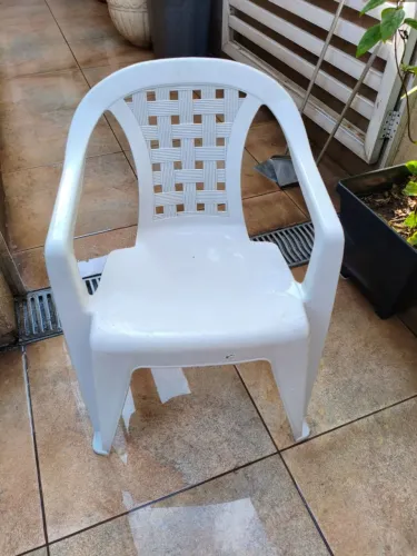 cadeira de plástico monobloco branca