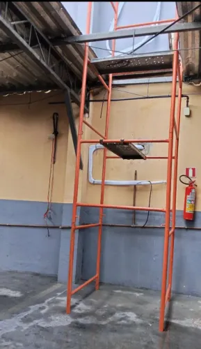 Aluguel de andaimes, escoras, betoneira, cadeirinha, vibrador, guincho, bomba sapo