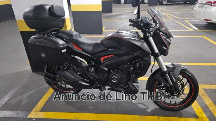 Bajaj Dominar 400 com vários acessórios 