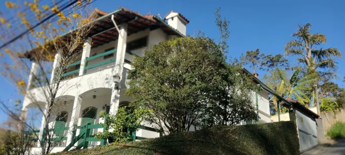 Oportunidade única!!! Casa triplex espaçosa e pertinho do Centro.