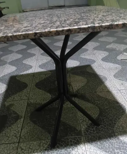 Vendo esta mesa de mármore semi nova