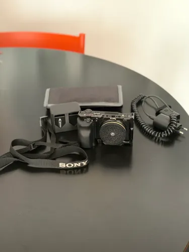 Sony ZV-E10 + Cage SmallRig + 8 baterias + dummy battery + lente Retropia
