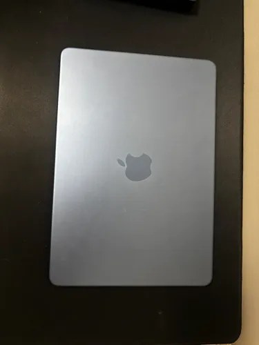 MacBook Neo de 13 polegadas, 256GB - Índigo + Capa Protetora + Adaptador 5 em 1