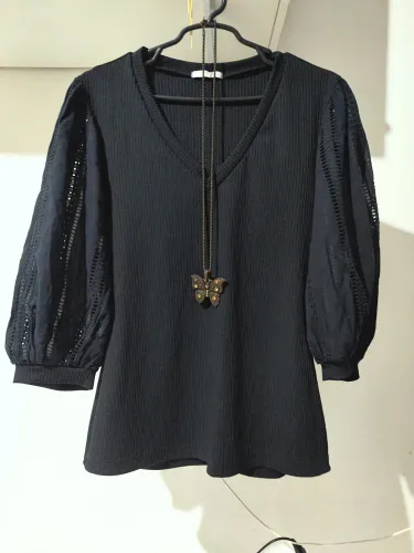 Blusa preta tam M malha canelada<br>Mangas bufantes de tecido cru