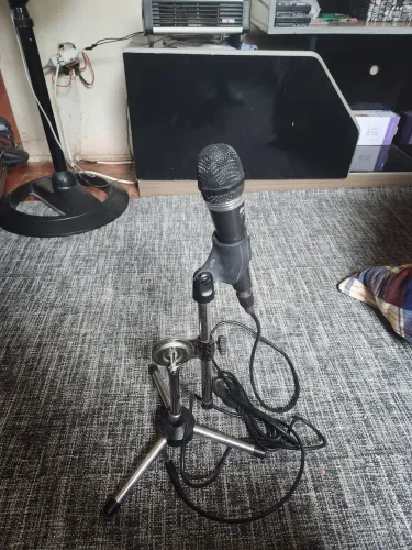 Pedestal e mic com cabo