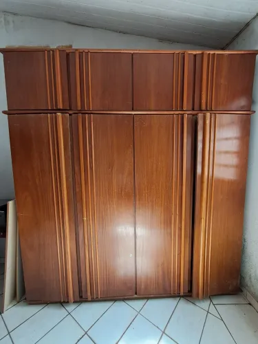Vendo guarda-roupa de madeira usado