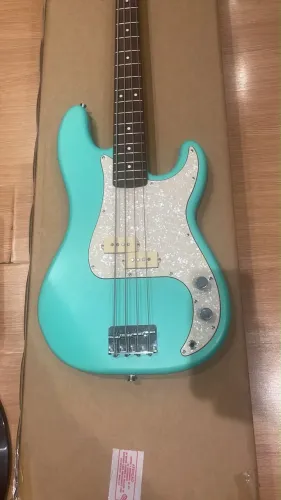 Contrabaixo Fender Squier com captador Malagoli 