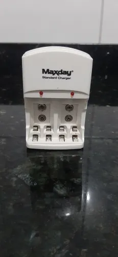 Carregador de Pilhas Maxday MD-801B Bivolt (AA, AAA e 9V)