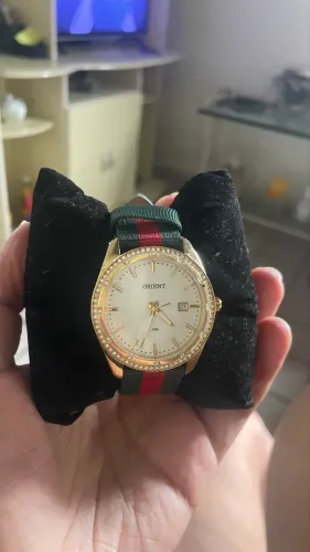 Relógio de brilhantes com pulseira de grife