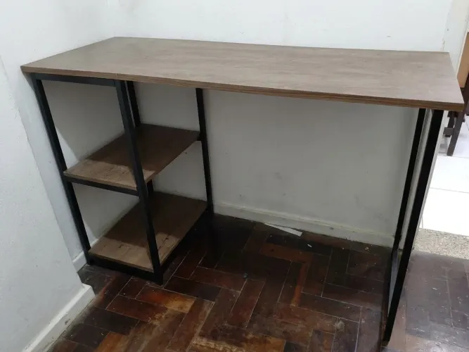 Mesa de Escritório / Escrivaninha Industrial com Prateleiras - 1,20m