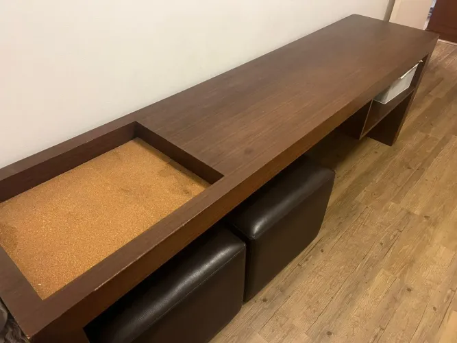 Rack para TV em Madeira - nicho para Bar com 2 Puffs em Couro
