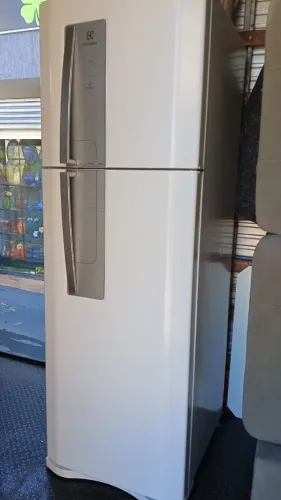 Geladeira Electrolux frost free df24