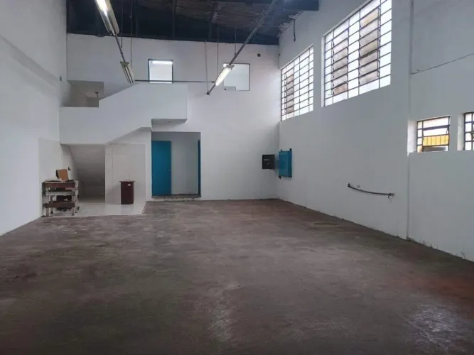 Galpão industrial para alugar em Diadema com 237 m², 4 vagas e pé direito de 6 metros