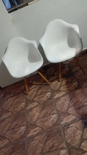 Cadeira plástico pés de madeira