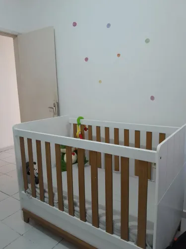 Berço de bebê e cômoda