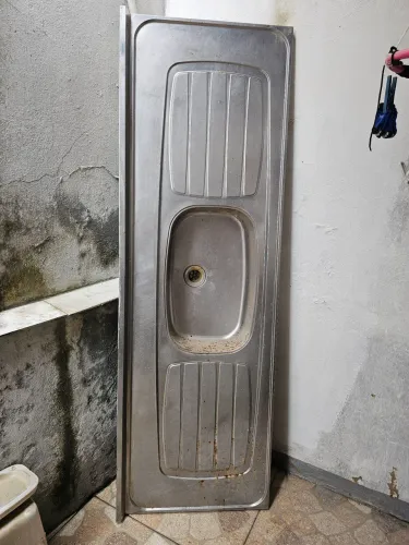 Bancada de pedra com pia de inox