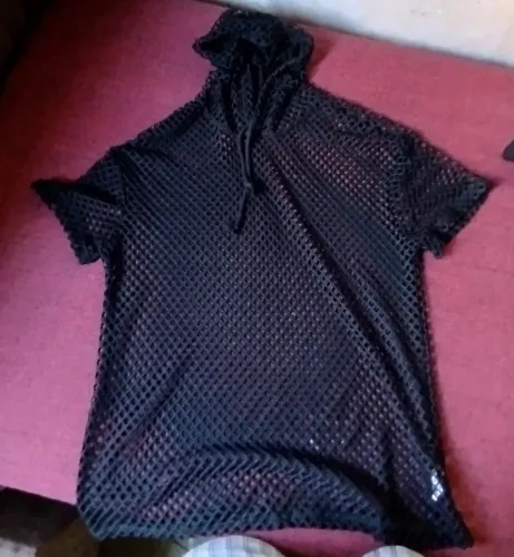 Camiseta com capuz de malha rede