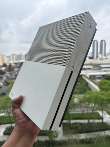 XBOX ONE S ( 1 TERA DE ARMAZENAMENTO )
