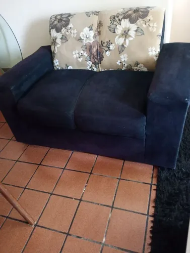 Vende-se sofá de dois lugares em perfeito estado de conservação.