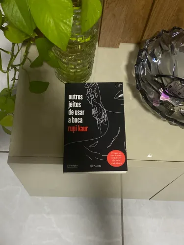 Livro Outros jeitos de usar a boca de Kupi Kaur, sem marcas de uso