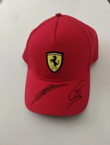Boné Ferrari original Autografado 