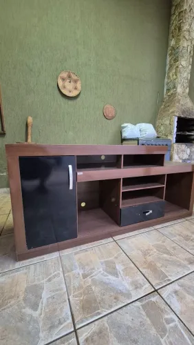RACK PARA TV - BARTIRA - MADEIRA COM DETALHES PRETOS