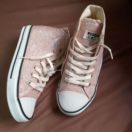 Sapatênis estilo ALL star com glitter.