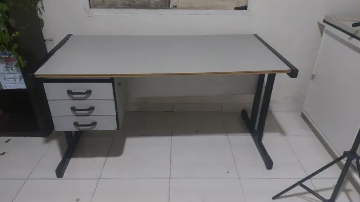 Mesa de escritório com tomadas