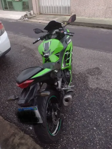 Ninja 300 bem conservada