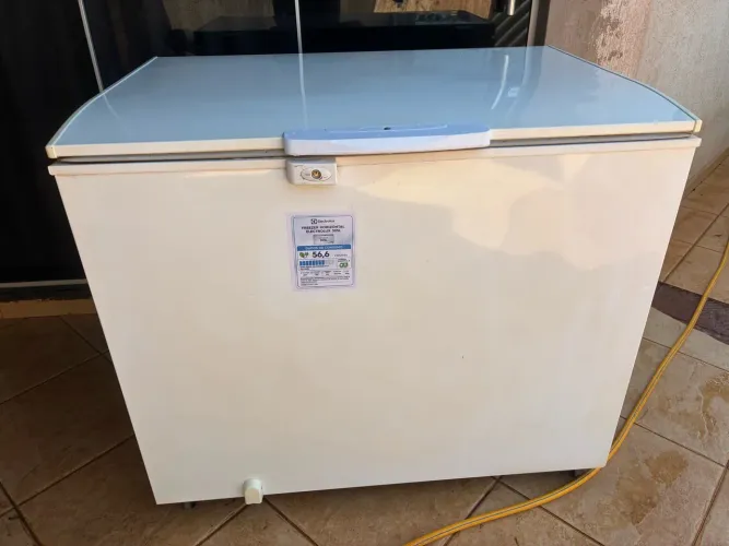 Freezer 305 litros semi novo