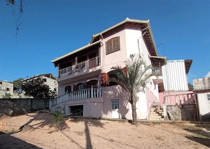 Excelente Casa estilo colonial, 05 qtos, suíte, em lote de 570m², bairro Colonial - Contag