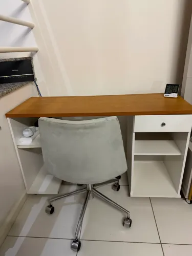 Mesa de trabalho com cadeira