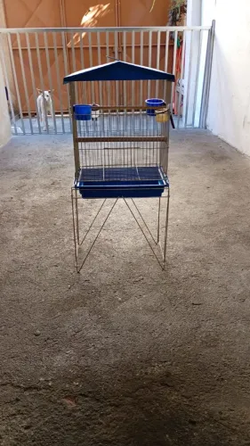 Vendo viveiro de médio em bom estado de conservação, com puleiro e comedouro.