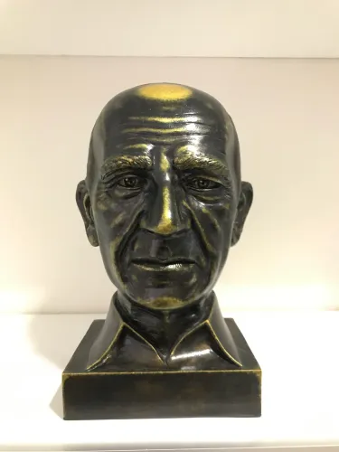 Busto realista do escritor Érico Veríssimo em tamanho real 
