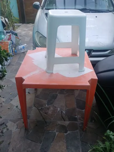 Vende-se mesa de bar e 1 banco 