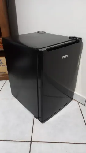 Frigobar Philco 68L Preto Compacto com Compressor 5 Níveis PFG85P 127V