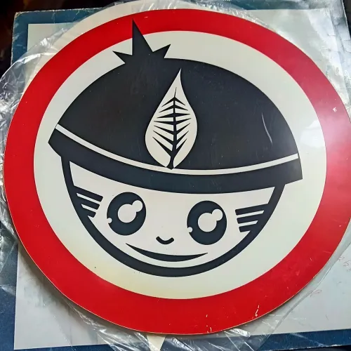 Porta copos,adesivo e placa em pvc do artista visual e urbano indígena gaúcho Xadalu