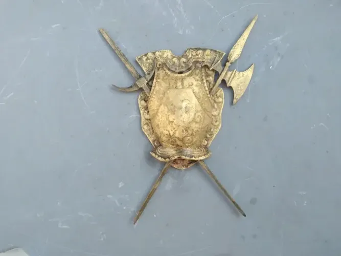 Brasão decorativo em bronze