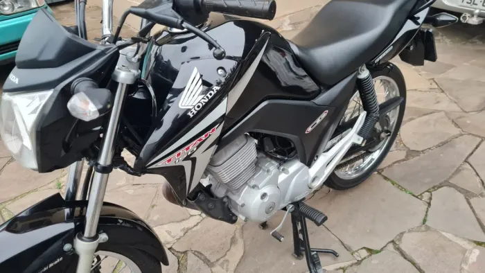 Moto titan esd 150 bem nova.