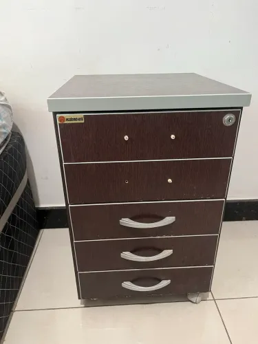 Gaveteiro 5 gavetas com rodinhas madeira escura compacto