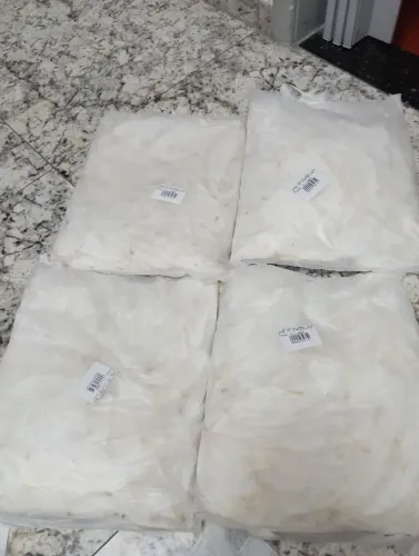 04 sacos de pena de Peru + tubo de cola p/ tecidos