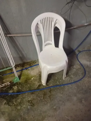 Mesa e cadeiras de plástico