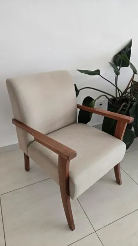 Poltrona em linho e madeira