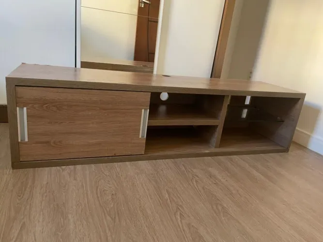 Rack de Sala Baixo 1,60m x 0,40m com Porta de Correr