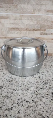 Vende-se um caldeirão em alumínio 3 litros 
