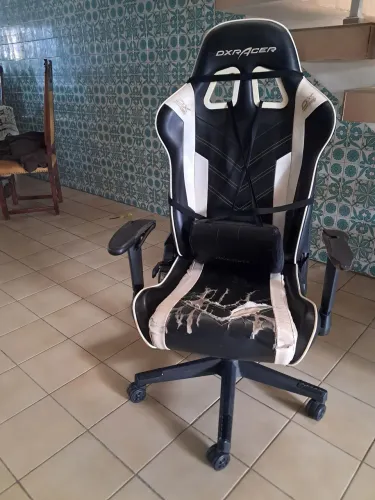 02 cadeiras giratorias, sendo uma da DXRACER, funcionando normal .