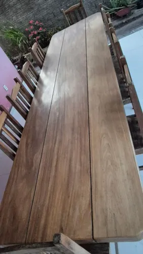 Mesa de madeira com 10 cadeiras.