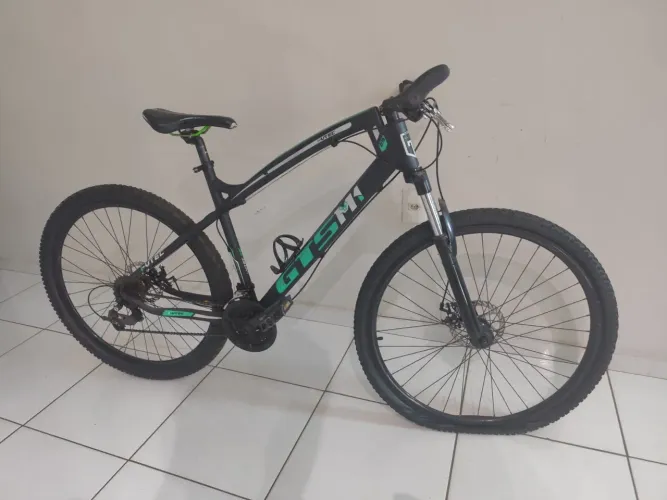 Bicicleta trilha (roda da frente furada)