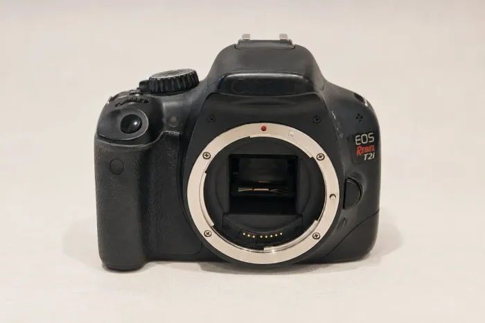 Canon EOS Rebel T2i / 550D - Somente Corpo + Bateria + Carregador